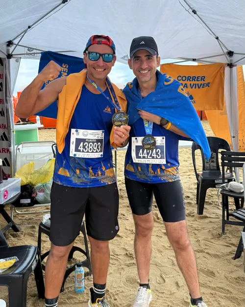 Plauto Holanda e Walter Jr. comemorando a chegada, depois da maratona